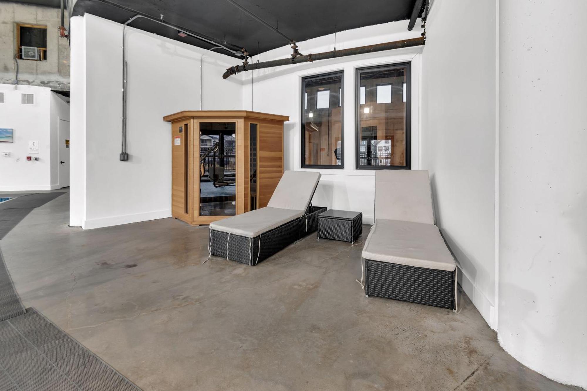 Royal Oasis Indoor Pool, Free Parking, Near Nyc Apartment Elizabeth Exterior photo
