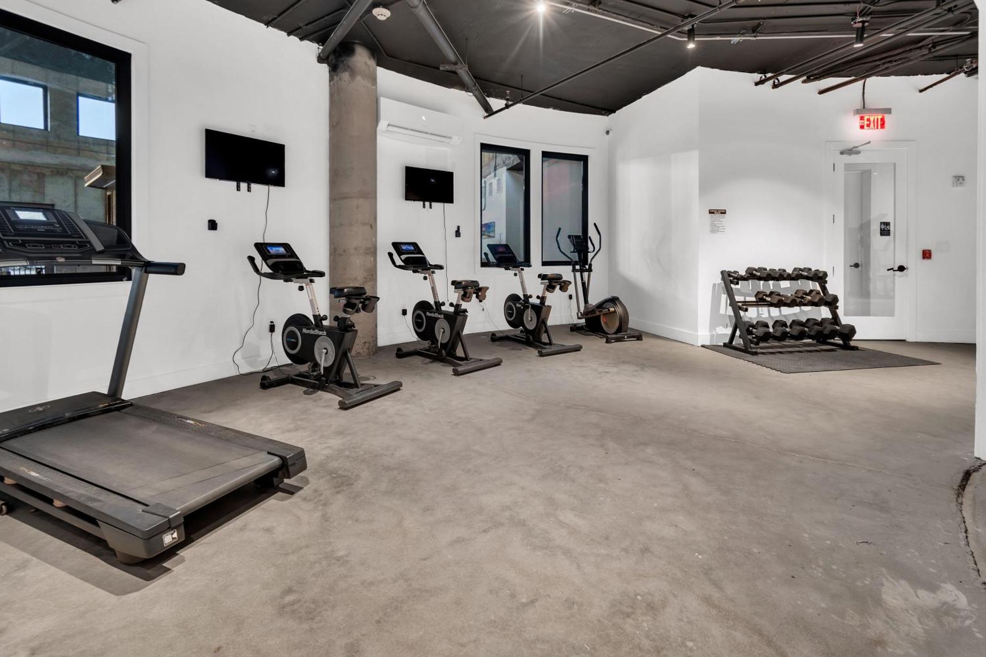 Royal Oasis Indoor Pool, Free Parking, Near Nyc Apartment Elizabeth Exterior photo