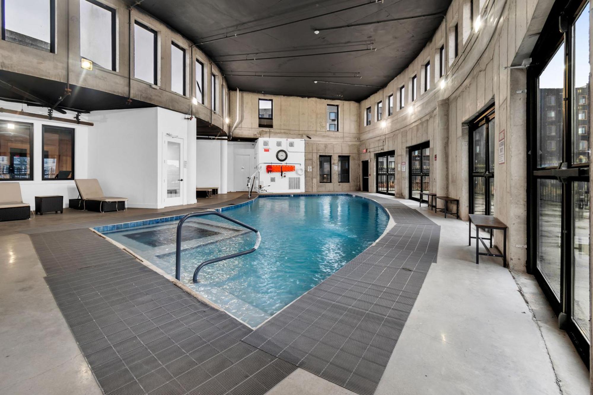Royal Oasis Indoor Pool, Free Parking, Near Nyc Apartment Elizabeth Exterior photo